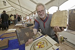 Buchrestaurator / Klausurmacher Buchrestaurator / Klausurmacher
