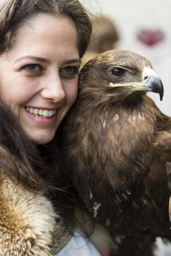 3-Junge Dame mit Adler