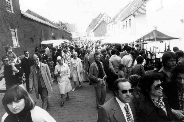 Besucher auf dem Flachsmarkt (Der Oberbürgermeister, Stadtarchiv Krefeld, Obj.Nr. 9793)