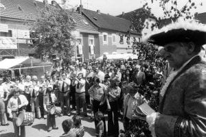 Kurfüst Theo Stevens und der Linner Fanfarenzug (Der Oberbürgermeister, Stadtarchiv Krefeld, Obj.Nr. 9794)