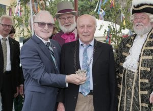 Schirmherr Siegfried Schrempf – Ehrenvizepräsident der Handwerkskammer Düsseldorf verleiht die Leopold-Wahlefeld-Plakette an Herrn Harald Fiedler